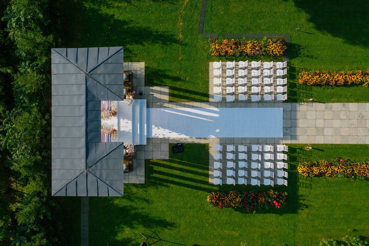 Reception setup inspired by wedding trends 2026, featuring immersive lighting and eco-friendly materials
